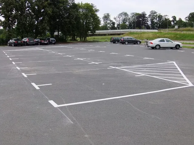 Parkeringsplats med vita markeringar och ett skrafferat fält