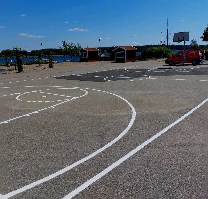 Basketplan med vita linjer vid vattnet