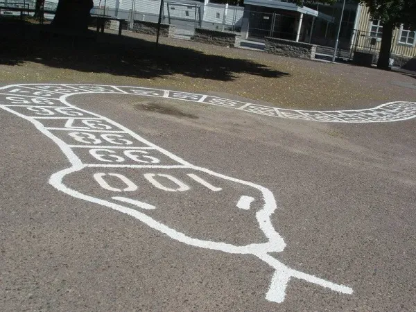 Sifferorm målad på en skolgård